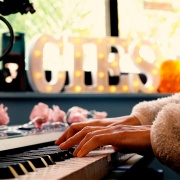 Capítulo 6: Claudia Saravia - CIES (Cantante)